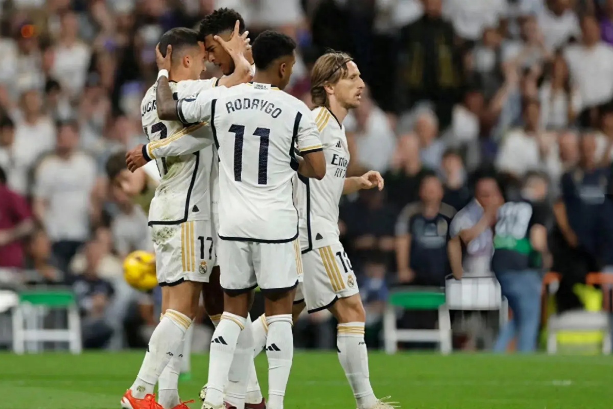 多特蒙德迎足总杯关键赛,冲刺阶段单刀错失,管理层满意,更衣室氛围转暖 多特蒙德迎足总杯关键赛,冲刺阶段单刀错失,管理层满意,更衣室氛围转暖