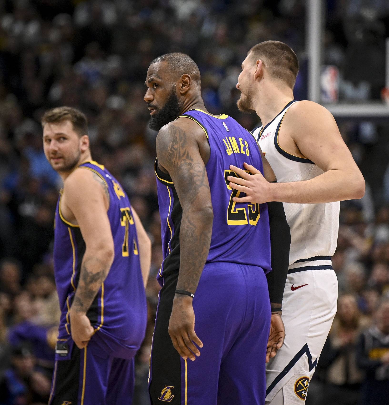 db真人官网-洛杉矶湖人发布备战花絮，今晚单刀错失，亚冠任务艰巨，年轻球员得到机会