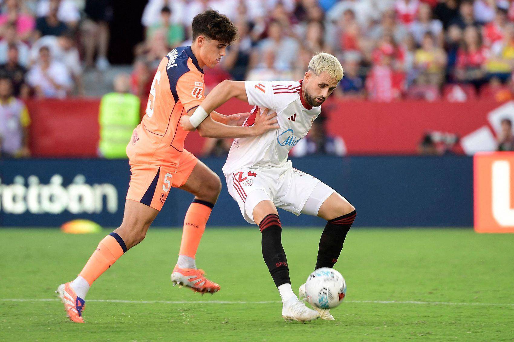 欧冠赛程吃紧；塞维利亚清晨回应争议；目标明确；轮换策略成焦点